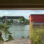 Waterside Living - Hausboot Linz